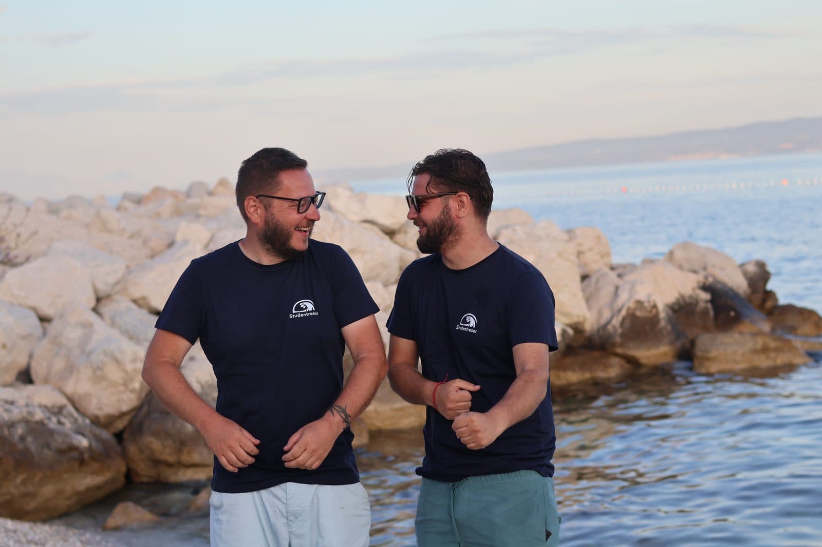 Edin og Igor, gründerne av Studentresor, med utsikt over Split